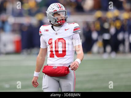 Ann Arbor, Usa. November 2025. Der Ohio State Buckeyes Quarterback Julian Sayin (10) sieht ein Replay während des ersten Quartals gegen die Michigan Wolverines in Ann Arbor, Michigan am Samstag, den 29. November 2025. Foto: Aaron Josefczyk/UPI Credit: UPI/Alamy Live News Stockfoto