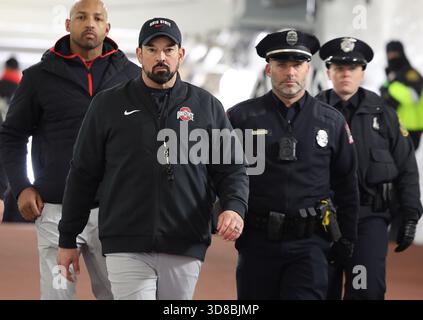 Ann Arbor, Usa. November 2025. Ohio State Buckeyes Head Coach Ryan Day geht am Samstag, den 29. November 2025, zum Spiel der Buckeyes gegen die Michigan Wolverines in Ann Arbor, Michigan. Foto: Aaron Josefczyk/UPI Credit: UPI/Alamy Live News Stockfoto