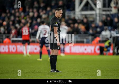 Luton, Großbritannien. November 2025. Schiedsrichter Ruebyn Ricardo während des Spiels der Sky Bet League 1 zwischen Luton Town und Bolton Wanderers in der Kenilworth Road, Luton, England am 29. November 2025. Foto: David Horn. Quelle: Prime Media Images/Alamy Live News Stockfoto