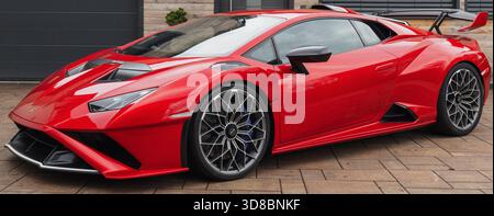 Slowenien, Ljubljana - 9. Oktober 2025: Lamborghini Huracan STO parkt in einer modernen Einfahrt Stockfoto