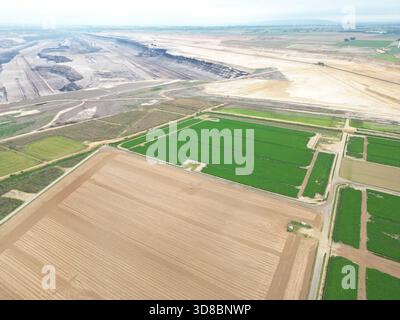 Luftaufnahme des Dorfes Keyenberg in der Nähe von Bergbauaktivitäten, Deutschland Stockfoto