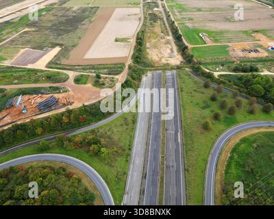 Luftaufnahme der gesperrten Autobahn A61 in der Nähe des Dorfes Keyenberg aufgrund der wachsenden Bergbautätigkeit in Deutschland Stockfoto