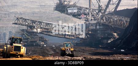 Hambach, Deutschland - 1. September 2010 - Braunkohle- oder Braunkohlebergwerk in einem Tagebau in Hambach Stockfoto