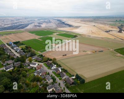 Luftaufnahme des Dorfes Keyenberg in der Nähe von Bergbauaktivitäten, Deutschland Stockfoto