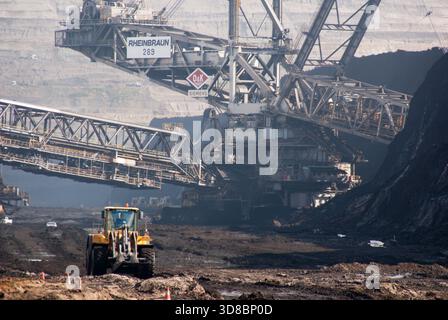 Hambach, Deutschland - 1. September 2010 - Braunkohle- oder Braunkohlebergwerk in einem Tagebau in Hambach Stockfoto