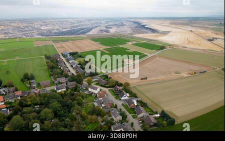Luftaufnahme des Dorfes Keyenberg in der Nähe von Bergbauaktivitäten, Deutschland Stockfoto