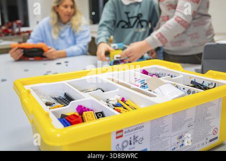 Kinder, die mit einem gelben Lego auf einem Tisch spielen, Jugend Forschungszentrum Nagold, Bezirk Calw, Deutschland Stockfoto