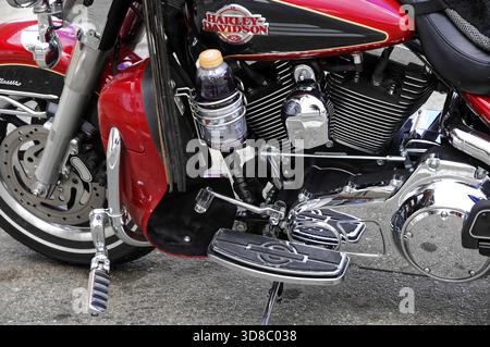 Ein rotes Harley Davidson Motorrad mit Chromdetails und einer dazugehörigen Getränkeflasche auf dem Weg zum Calico House, Ghost Town Calico, Yermo, Kalifornien, U Stockfoto