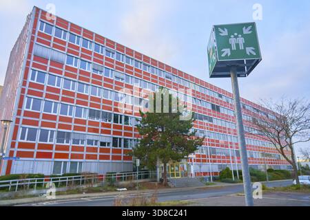Notrufschild-Sammelstelle, vor dem Gebäude der Landeshauptstadt Magdeburg durch den Oberbürgermeister Abteilung V, Sozialrat, Yo Stockfoto