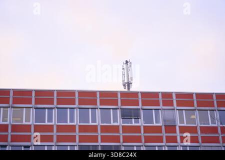 Telekommunikationsturm über Gebäude des Sozialamtes und des Wohnungsamtes der Landeshauptstadt Magdeburg, des Oberbürgermeisteramtes V, Dep Stockfoto