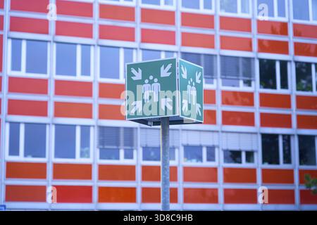 Notrufschild-Sammelstelle, vor dem Gebäude der Landeshauptstadt Magdeburg durch den Oberbürgermeister Abteilung V, Sozialrat, Yo Stockfoto