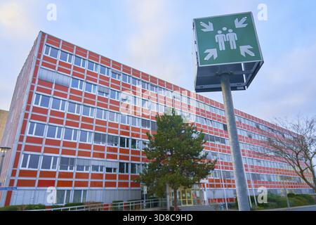 Notrufschild-Sammelstelle, vor dem Gebäude der Landeshauptstadt Magdeburg durch den Oberbürgermeister Abteilung V, Sozialrat, Yo Stockfoto
