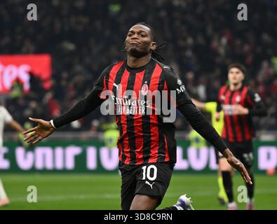 Mailand, Italien. November 2025. Rafael Leao feiert sein Tor während eines Fußballspiels der Serie A zwischen dem AC Mailand und Lazio am 29. November 2025 in Mailand. Quelle: Alberto Lingria/Xinhua/Alamy Live News Stockfoto