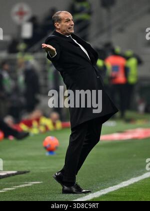 Mailand, Italien. November 2025. Der Cheftrainer des AC Mailand, Massimiliano Allegri, gibt während eines Fußballspiels der Serie A zwischen dem AC Mailand und Lazio am 29. November 2025 in Mailand, Italien, Gesten. Quelle: Alberto Lingria/Xinhua/Alamy Live News Stockfoto