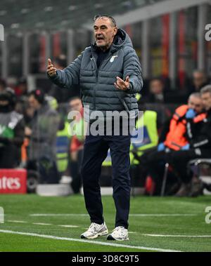 Mailand, Italien. November 2025. Der Cheftrainer von Lazio, Maurizio Sarri, gibt während eines Fußballspiels der Serie A zwischen dem AC Mailand und Lazio am 29. November 2025 in Mailand, Italien. Quelle: Alberto Lingria/Xinhua/Alamy Live News Stockfoto