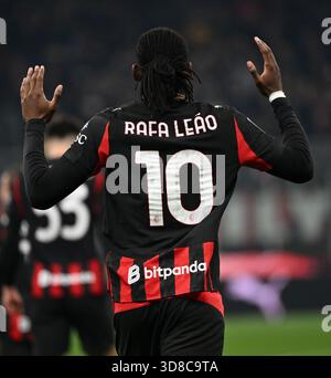 Mailand, Italien. November 2025. Rafael Leao feiert sein Tor während eines Fußballspiels der Serie A zwischen dem AC Mailand und Lazio am 29. November 2025 in Mailand. Quelle: Alberto Lingria/Xinhua/Alamy Live News Stockfoto