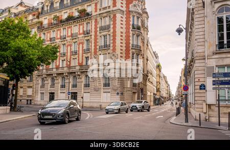Paris, Frankreich 08 04 2023: Autos vor der Rue Guynemer 2, historisches sechsstöckiges Gebäude in Neo-Louis XIII. Und Barockstil, erbaut 1914 von Louis Peri Stockfoto