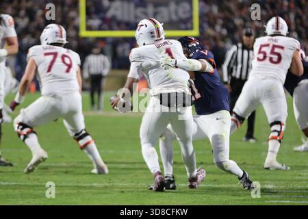 Charlottesville, VA, USA. November 2025. Der Linebacker Maddox Marcellus von Virginia Cavaliers (11) entführt Virginia Tech Hokies Quarterback Kyron Drones (1) während des NCAA-Fußballspiels zwischen den Virginia Tech Hokies und den Virginia Cavaliers im Scott Stadium in Charlottesville, VA. Jonathan Huff/CSM/Alamy Live News Stockfoto