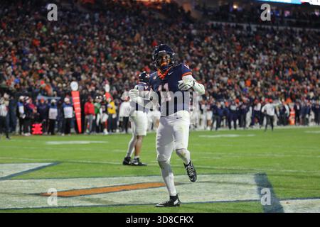 Charlottesville, VA, USA. November 2025. Der Linebacker Maddox Marcellus (11) der Virginia Cavaliers feiert im Scott Stadium in Charlottesville, VA, einen Sack während des NCAA-Fußballspiels zwischen den Virginia Tech Hokies und den Virginia Cavaliers. Jonathan Huff/CSM/Alamy Live News Stockfoto