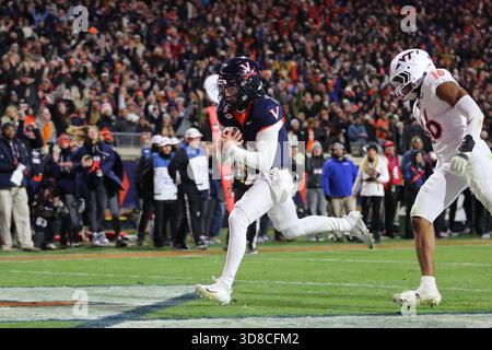 Charlottesville, VA, USA. November 2025. Während des NCAA-Fußballspiels zwischen den Virginia Tech Hokies und den Virginia Cavaliers im Scott Stadium in Charlottesville, VA. Jonathan Huff/CSM/Alamy Live News Stockfoto