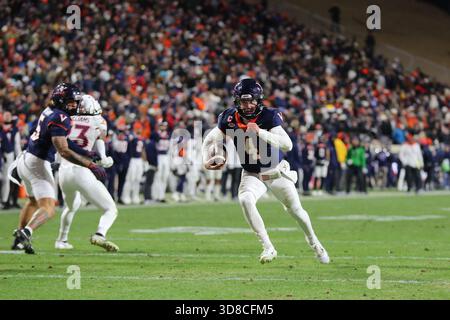 Charlottesville, VA, USA. November 2025. Virginia Cavaliers Quarterback Chandler Morris (4) erzielt einen rasanten Touchdown während des NCAA-Fußballspiels zwischen den Virginia Tech Hokies und den Virginia Cavaliers im Scott Stadium in Charlottesville, VA. Jonathan Huff/CSM/Alamy Live News Stockfoto