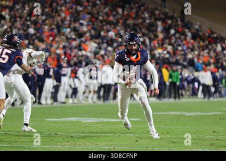 Charlottesville, VA, USA. November 2025. Virginia Cavaliers Quarterback Chandler Morris (4) erzielt einen rasanten Touchdown während des NCAA-Fußballspiels zwischen den Virginia Tech Hokies und den Virginia Cavaliers im Scott Stadium in Charlottesville, VA. Jonathan Huff/CSM/Alamy Live News Stockfoto