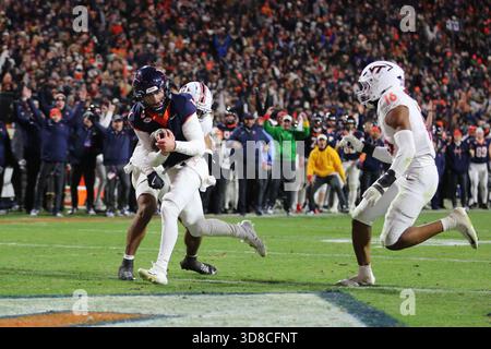 Charlottesville, VA, USA. November 2025. Virginia Cavaliers Quarterback Chandler Morris (4) erzielt einen rasanten Touchdown während des NCAA-Fußballspiels zwischen den Virginia Tech Hokies und den Virginia Cavaliers im Scott Stadium in Charlottesville, VA. Jonathan Huff/CSM/Alamy Live News Stockfoto