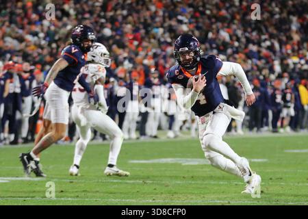 Charlottesville, VA, USA. November 2025. Virginia Cavaliers Quarterback Chandler Morris (4) erzielt einen rasanten Touchdown während des NCAA-Fußballspiels zwischen den Virginia Tech Hokies und den Virginia Cavaliers im Scott Stadium in Charlottesville, VA. Jonathan Huff/CSM/Alamy Live News Stockfoto