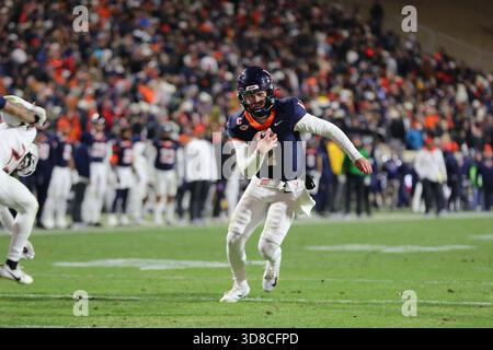 Charlottesville, VA, USA. November 2025. Virginia Cavaliers Quarterback Chandler Morris (4) erzielt einen rasanten Touchdown während des NCAA-Fußballspiels zwischen den Virginia Tech Hokies und den Virginia Cavaliers im Scott Stadium in Charlottesville, VA. Jonathan Huff/CSM/Alamy Live News Stockfoto