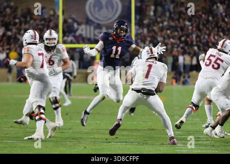 Charlottesville, VA, USA. November 2025. Der Linebacker Maddox Marcellus (11) der Virginia Cavaliers erzwingt während des NCAA-Fußballspiels zwischen den Virginia Tech Hokies und den Virginia Cavaliers im Scott Stadium in Charlottesville, VA. Jonathan Huff/CSM/Alamy Live News Stockfoto