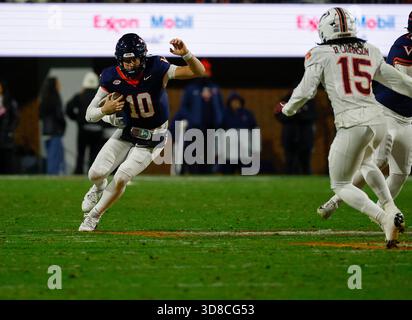 Charlottesville, Virginia, USA. November 2025. Virginia Cavaliers QB #10 Daniel Kaelin läuft mit dem Ball während des NCAA-Fußballspiels zwischen den University of Virginia Cavaliers und den Virginia Tech Hokies im Scott Stadium in Charlottesville, Virginia. Justin Cooper/CSM/Alamy Live News Stockfoto