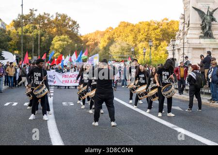 Lissabon, Portugal. November 2025. Aktivisten spielen Schlaginstrumente während eines pro-palästinensischen Protestes. Anlässlich des Internationalen Tages der Solidarität mit dem palästinensischen Volk nahmen mehrere soziale Organisationen an einer großen Solidaritätsdemonstration mit dem Titel „All for Palestine! Stoppt den Völkermord! Stoppt die Besatzung!“ In der portugiesischen Hauptstadt. Quelle: SOPA Images Limited/Alamy Live News Stockfoto