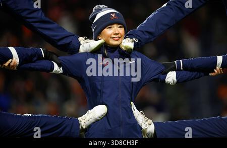 Charlottesville, Virginia, USA. November 2025. Ein Virginia Cheerleader tritt für die Zuschauer während des NCAA-Fußballspiels zwischen den University of Virginia Cavaliers und den Virginia Tech Hokies im Scott Stadium in Charlottesville, Virginia, auf. Justin Cooper/CSM/Alamy Live News Stockfoto