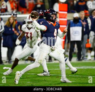 Charlottesville, Virginia, USA. November 2025. Virginia Cavaliers QB #4 Chandler Morris wirft den Fußball während des NCAA-Fußballspiels zwischen den University of Virginia Cavaliers und den Virginia Tech Hokies im Scott Stadium in Charlottesville, Virginia. Justin Cooper/CSM/Alamy Live News Stockfoto