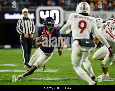 Charlottesville, Virginia, USA. November 2025. Virginia Cavaliers RB #21 Harrison Waylee spielt mit dem Fußball während des NCAA-Fußballspiels zwischen den University of Virginia Cavaliers und den Virginia Tech Hokies im Scott Stadium in Charlottesville, Virginia. Justin Cooper/CSM/Alamy Live News Stockfoto