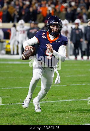 Charlottesville, Virginia, USA. November 2025. Virginia Cavaliers QB #4 Chandler Morris kämpft mit dem Fußball während des NCAA-Fußballspiels zwischen den University of Virginia Cavaliers und den Virginia Tech Hokies im Scott Stadium in Charlottesville, Virginia. Justin Cooper/CSM/Alamy Live News Stockfoto
