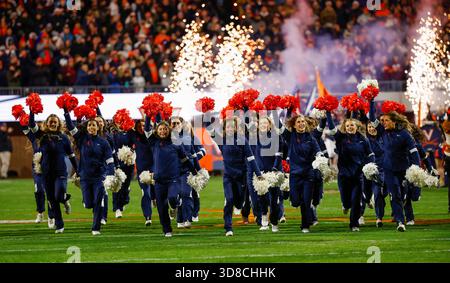Charlottesville, Virginia, USA. November 2025. Die Virginia Cheerleader laufen auf das Spielfeld, bevor ein NCAA-Football-Spiel zwischen den University of Virginia Cavaliers und den Virginia Tech Hokies im Scott Stadium in Charlottesville, Virginia, stattfindet. Justin Cooper/CSM/Alamy Live News Stockfoto