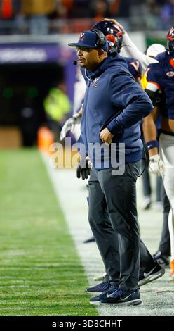 Charlottesville, Virginia, USA. November 2025. Tony Elliott, Head Coach der Virginia Cavaliers, während des NCAA-Fußballspiels zwischen den University of Virginia Cavaliers und den Virginia Tech Hokies im Scott Stadium in Charlottesville, Virginia. Justin Cooper/CSM/Alamy Live News Stockfoto
