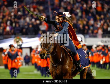 Charlottesville, Virginia, USA. November 2025. Die Virginia Cavalier stürmen vor dem NCAA-Fußballspiel zwischen den University of Virginia Cavaliers und den Virginia Tech Hokies im Scott Stadium in Charlottesville, Virginia, auf das Feld. Justin Cooper/CSM/Alamy Live News Stockfoto