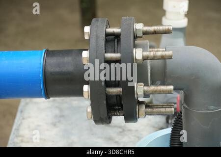 Sichere Sanitärverbindung mit langlebigen Flanschen und Schrauben, ideal für industrielle Wassersysteme, Flüssigkeitsmanagement und Infrastrukturprojekte Stockfoto