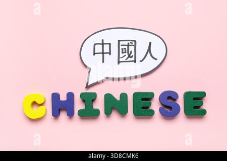 Sprechblase mit chinesischem Text auf rosa Hintergrund Stockfoto