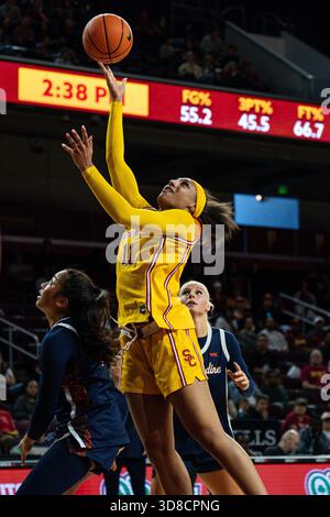 Kennedy Smith (11) erzielt während eines NCAA-Basketballspiels gegen die Pepperdine Waves am Freitag, den 28. November 2025, im Galen Center in Los Angeles, CA. Die Trojaner besiegten die Waves 82:52. (Jon Endow/Bild des Sports) Stockfoto