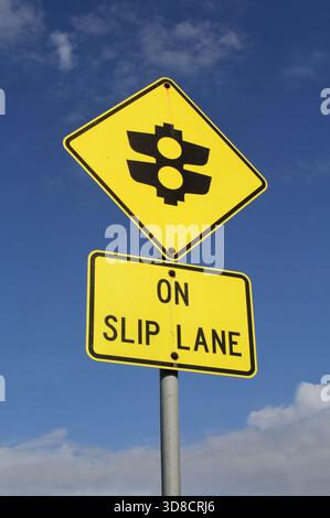 Gelbes Ampelschild auf der Fahrspur vor blauem Himmel Stockfoto