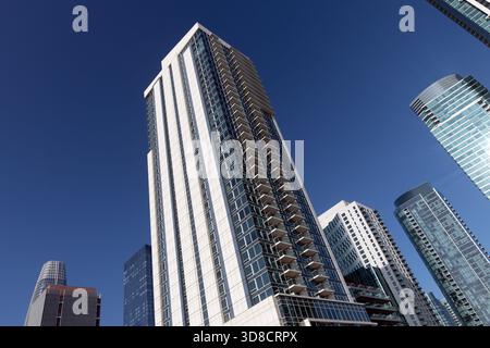 Moderne Hochhäuser in der Innenstadt von San Francisco unter blauem Himmel Stockfoto