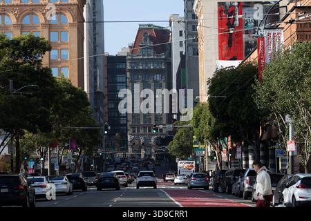 Der Verkehr füllt die Mission Street im Zentrum von San Francisco, eingerahmt von historischen Fassaden, modernen Gebäuden und Straßenbannern in der Nähe des Museums of Modern Art Stockfoto