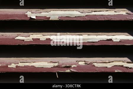 Nahaufnahme von Holzdielen mit abblätternder brauner, strukturierter abstrakter Hintergrund Stockfoto