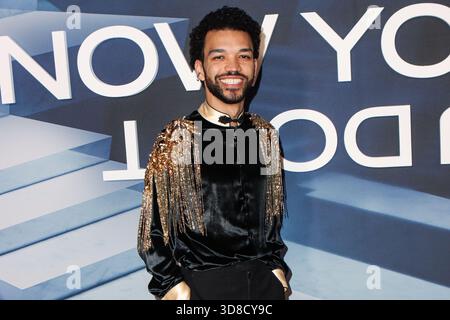MANHATTAN, NEW YORK CITY, NEW YORK, USA - 10. NOVEMBER: Der amerikanische Schauspieler Justice Smith kommt bei der New Yorker Premiere von Lionsgate's „Now You See Me: Now You Don't“ am 10. November 2025 im Leuchtturm der Chelsea Piers in Manhattan, New York City, New York, USA. (Foto von Image Press Agency) Stockfoto