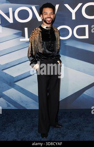 MANHATTAN, NEW YORK CITY, NEW YORK, USA - 10. NOVEMBER: Der amerikanische Schauspieler Justice Smith kommt bei der New Yorker Premiere von Lionsgate's „Now You See Me: Now You Don't“ am 10. November 2025 im Leuchtturm der Chelsea Piers in Manhattan, New York City, New York, USA. (Foto von Image Press Agency) Stockfoto
