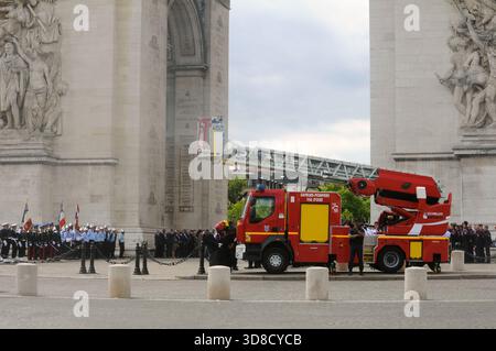 Parade der Pariser Feuerwehrbrigade – Französische Brigade des Sapeurs-Pompiers de Paris auf den Champs-Elysées und am Arc de Triomphe, Paris, Frankreich. Stockfoto