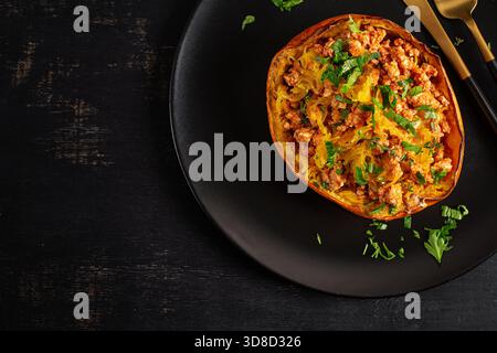 Gebackener Spaghetti-Kürbis mit Hackfleisch, Gewürzen und Kräutern. Glutenfreies, gesundes Abendessen, ketogener Lebensstil. Draufsicht Stockfoto